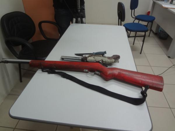 Homem é preso com armas de fogo e canivetes em Floriano.(Imagem:FlorianoNews)