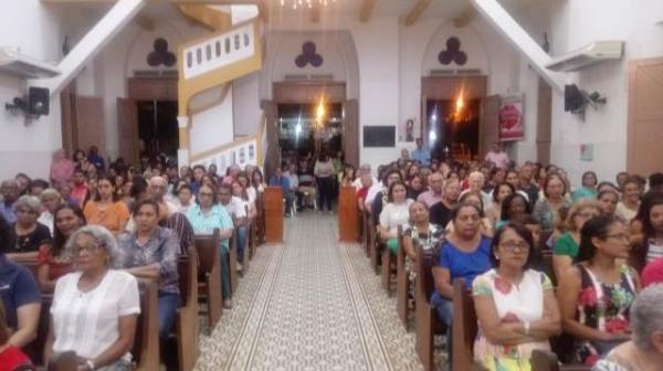 Fiéis lotam Catedral São Pedro de Alcântara para a Missa de Cinzas em Floriano.(Imagem:FlorianoNews)