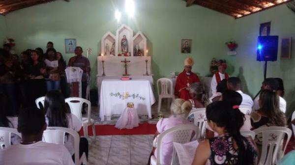 Jovens e adultos recebem sacramento do Crisma na localidade Exu.(Imagem:FlorianoNews)