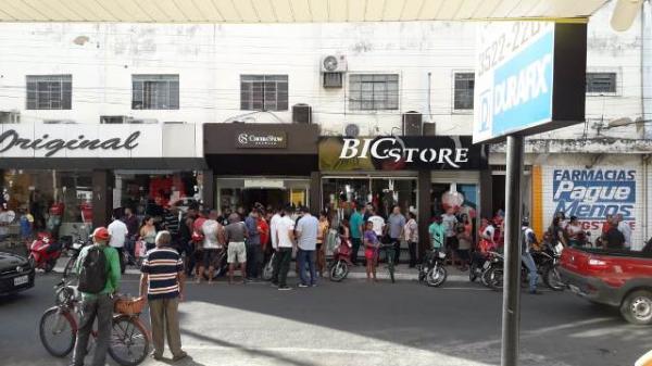Dupla assalta loja da Cacau Show e efetua disparos no Centro de Floriano.(Imagem:FlorianoNews)