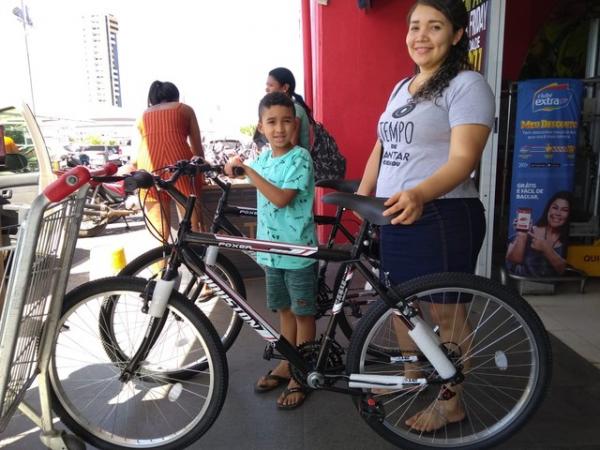 A autônoma garantiu duas bicicletas, uma delas para o filho aniversariante, na Black Friday.(Imagem:Glayson Costa/G1)