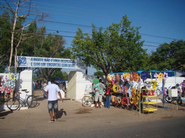 Os primeiros visitantes chegaram às 5h deste sábado no cemitério da Santa Maria.(Imagem:Gilcilene Araújo/G1)