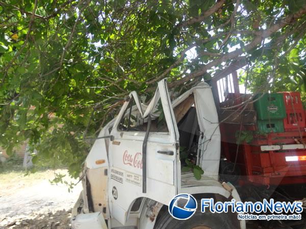 Cabine de caminhão destrava e provoca acidente na Av. Dirceu Arcoverde.(Imagem:FlorianoNews)