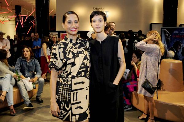 Camila Pitanga e a namorada, Beatriz Coelho, fizeram a primeira aparição oficial em um evento como um casal na pre-estréia do filme 