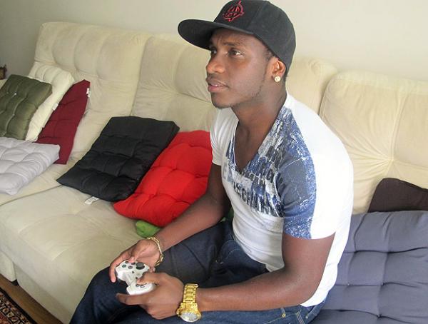 Willians joga video game. Na tela, futebol virtual, com 'Willians' em campo.(Imagem:Janir Junior)