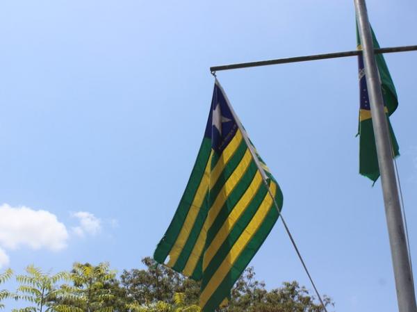 Bandeira do Piauí também terá que ser hasteada uma vez por semana.(Imagem:Gustavo Almeida/G1)