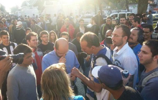 Torcedores cobram explicações de responsável pelo centro de ingressos no Rio de Janeiro.(Imagem:Janir Junior)