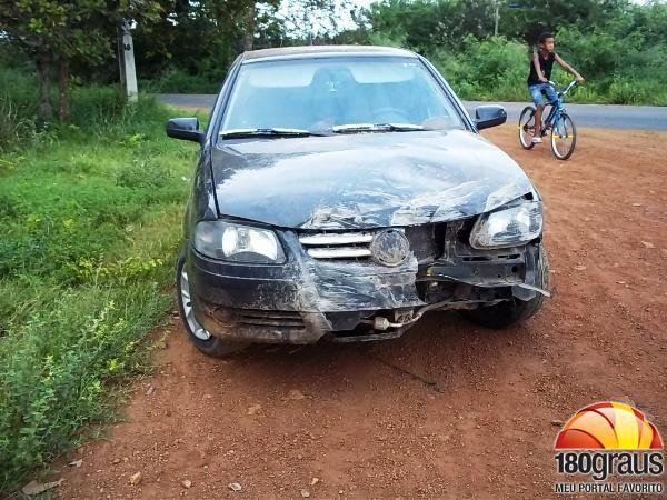 Veiculo desgovernado destrói muro da caixa Dágua em Agricolândia.(Imagem:180graus)