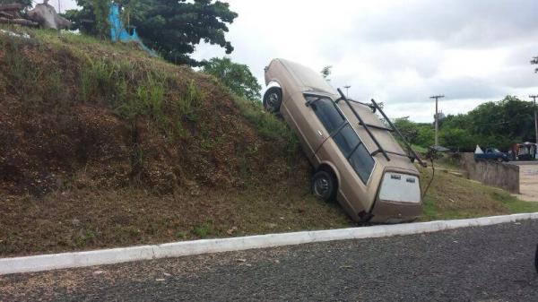 Carro ficou pendurado em ribanceira próximo ao Espaço Cultural do Monte Castelo.(Imagem:Felipe Pereira)