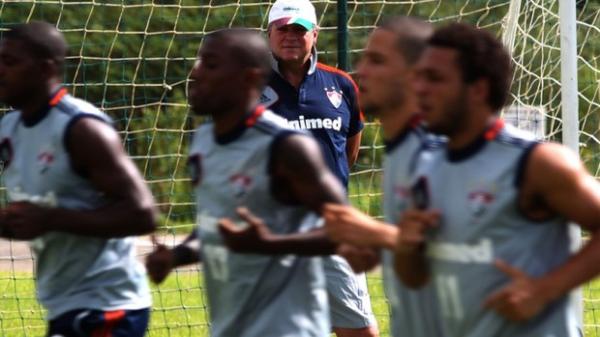 Abel Braga acompanha de longe o primeiro dia de treinos em Atibaia.(Imagem:Nelson Perez/FluminenseFC)