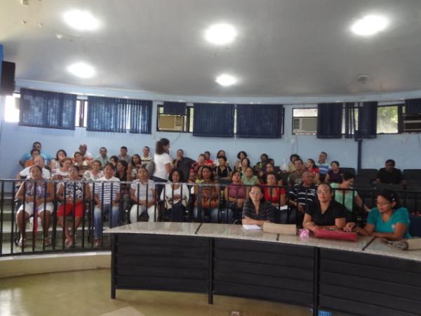 SINTE/Flo se re&uacute;ne em assembl&eacute;ia e adere &agrave; greve. (Imagem:FlorianoNews)