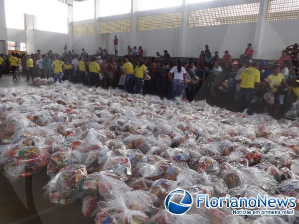 Prefeitura de Floriano distribuiu cestas básicas para famílias carentes do município.(Imagem:FlorianoNews)