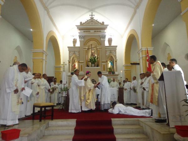 Diácono Clenis Guedes recebeu o sacramento da Ordem em Floriano.(Imagem:FlorianoNews)