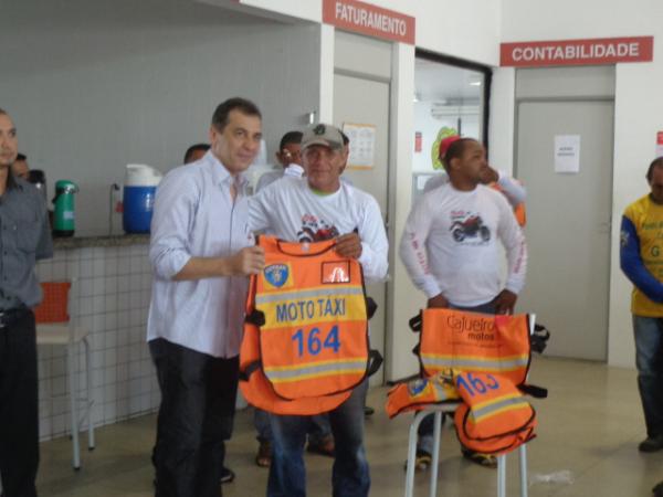 Mototaxistas florianenses recebem coletes de segurança.(Imagem:FlorianoNews)