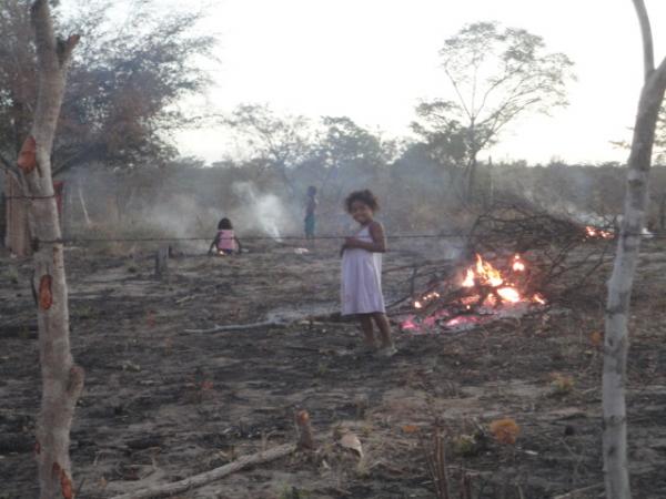 Crianças brincando com fogo.(Imagem:FlorianoNews)