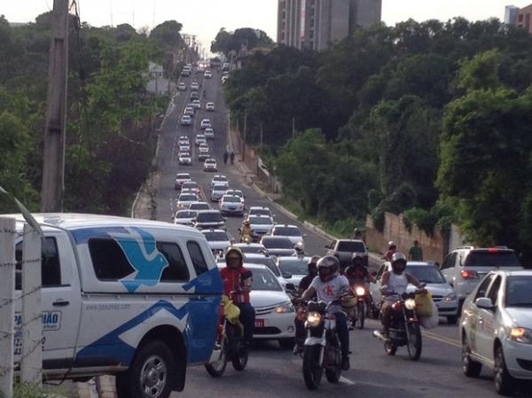 Cortejo acompanhados por centenas de taxistas em Teresina.(Imagem:Ellyo Teixeira/G1)