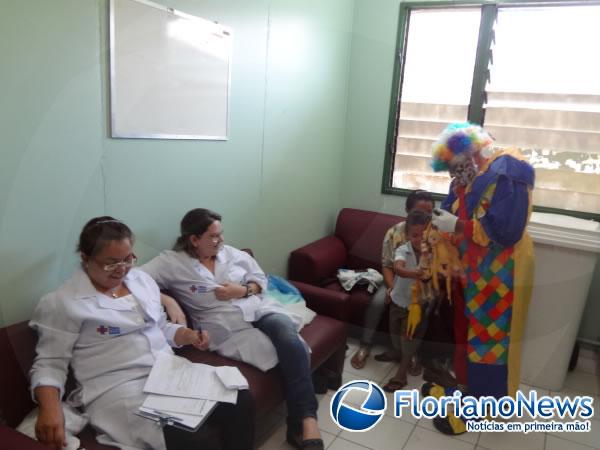Palhaço Carrapeta leva alegria as crianças do Hospital Regional Tibério Nunes.(Imagem:FlorianoNews)