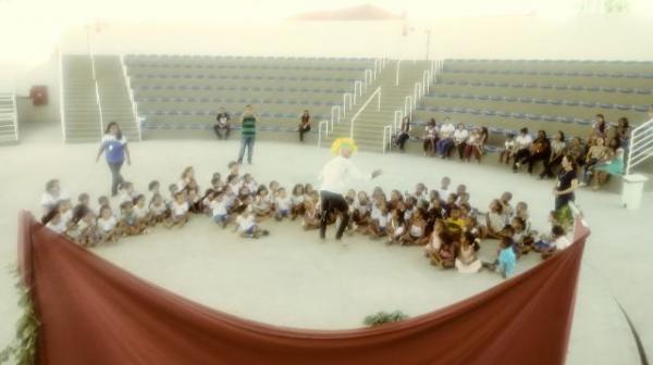 Crianças da educação infantil participam de espetáculo de teatro na arena SESC.(Imagem:FlorianoNews)