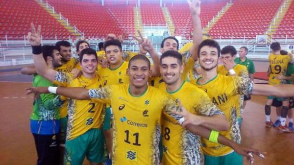 Marcos Vinícius, ao centro com a camisa 11, comemora título na Venezuela após vitória sobre a Argentina.(Imagem:Divulgação/CBHb)