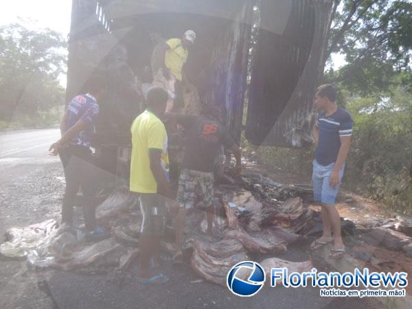 Carreta carregada de carne pega fogo e mercadoria é saqueada. (Imagem:FlorianoNews)