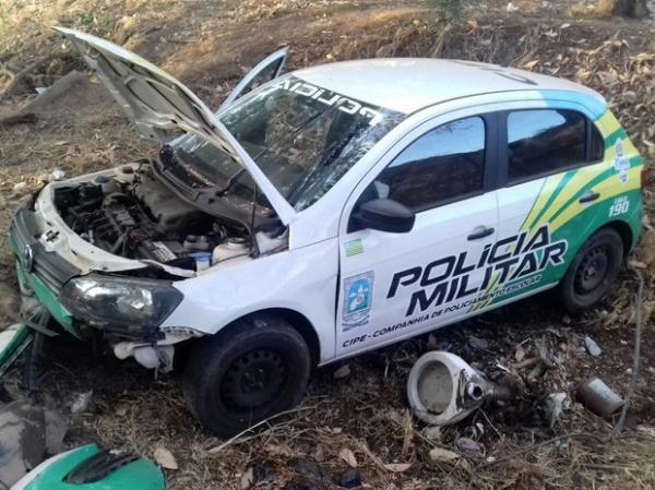 Carro ficol com a frente totalmente danificada.(Imagem:Divulgação/Polícia Militar)