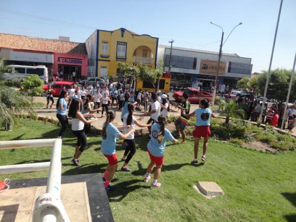 Hasteamento de bandeiras marca abertura da Semana da Pátria em Floriano. (Imagem:FlorianoNews)