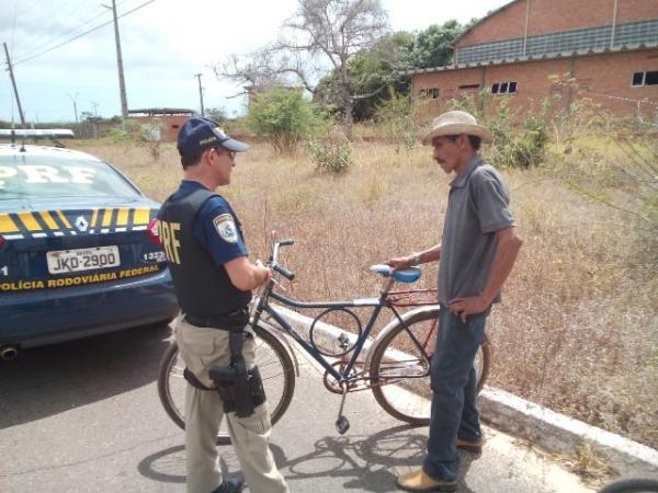 PRF realiza ação de educação para o trânsito com ciclistas durante operação da independência.(Imagem:PRF)