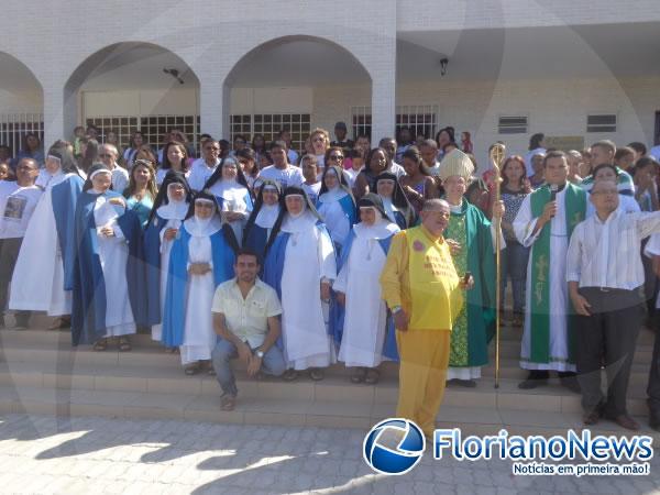 Bispo diocesano dá benção a Praça do Mosteiro e a imagem de Santa Beatriz.(Imagem:FlorianoNews)