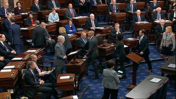 Deputados deixam o Senado dos EUA na quinta-feira (16) após entregarem oficialmente o processo de impeachment para início do julgamento (Imagem:Senate Television via AP)