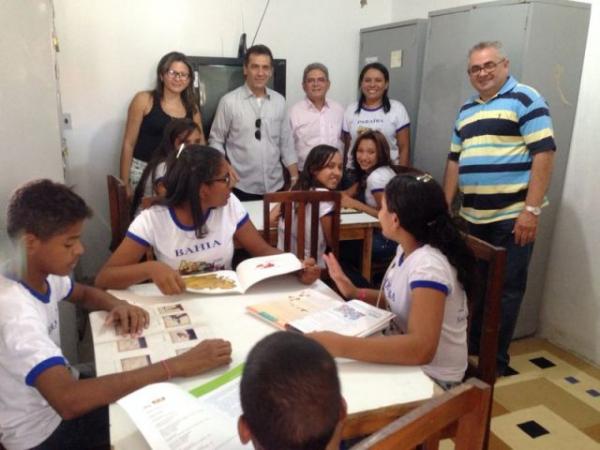 Prefeito Gilbeto Júnior e alunos.(Imagem:Tallita Moura)