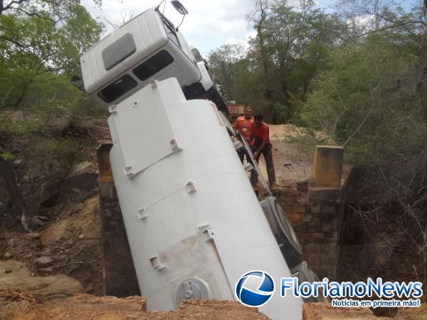 Caminhão fica inclinado após desabamento de ponte na zona rural de Floriano.(Imagem:FlorianoNews)