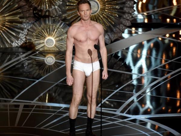 Neil Patrick Harris, o anfitrião da festa, aparece de cueca no palco do Oscar 2015.(Imagem:John Shearer/Invision/AP)