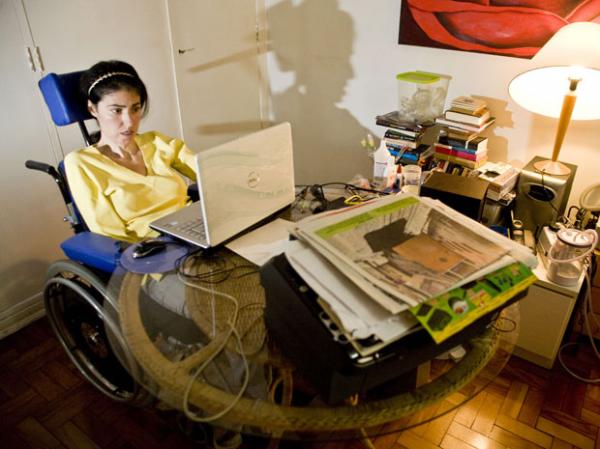 No quarto de Alexandra, livros e documentos dividem espaço com aparelhos como respirador (Imagem:(Foto: Daigo Oliva/G1))