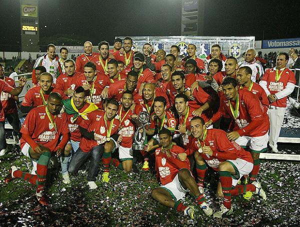 Jogadores da Portuguesa posam ao lado da taça de campeã da Série B.(Imagem:Agência Estado)