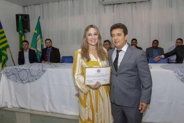 Secretária Rejane Dias recebe título de Cidadã Florianense.(Imagem:Reprodução/Facebook)