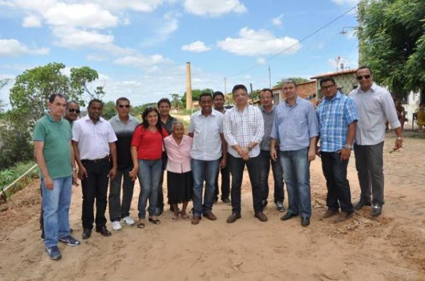 Joel Rodrigues e o Secretário de Estado dos Transportes visitam obras de 12 milhões em Floriano.(Imagem:ASCOM)