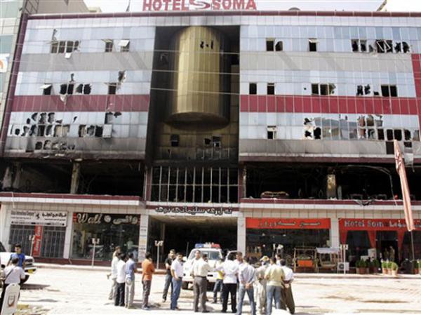 Testemunhas dizem que hóspedes pularam das janelas do hotel em chamas  (Imagem:AFP)