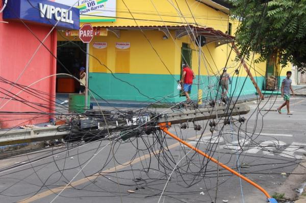 Caminhão derrubou quatro postes no Bairro Parque Piauí(Imagem:Andrê Nascimento/ G1 PI)