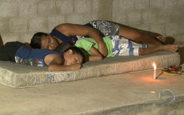 Sem energia, moradores do bairro Mário Covas dormem nas calçadas.(Imagem:Cidadeverde.com)