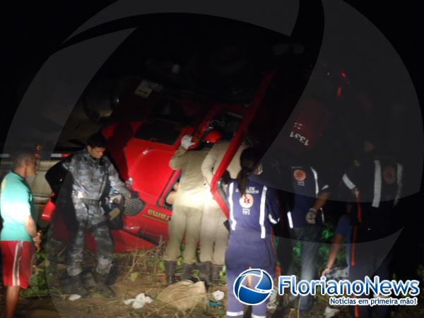 Mulher e criança ficam presas nas ferragens após carreta tombar em Floriano.(Imagem:FlorianoNews)