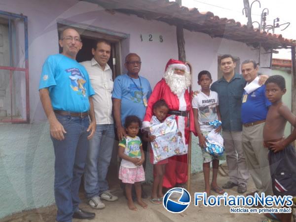 Crianças recebem primeiros presentes do Papai Noel dos Correios em Floriano.(Imagem:FlorianoNews)