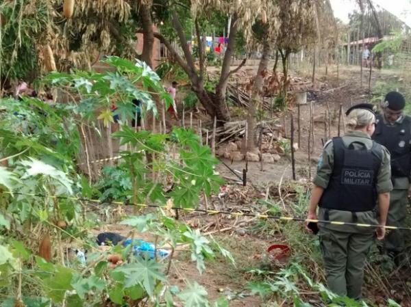 Corpo de adolescente é encontrado com marcas de perfuração em Teresina.(Imagem:Aniele Teixeira/ TV Clube)