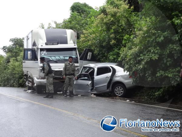 Casal e filha morrem em colisão entre carro e caminhão em Floriano.(Imagem:FlorianoNews)