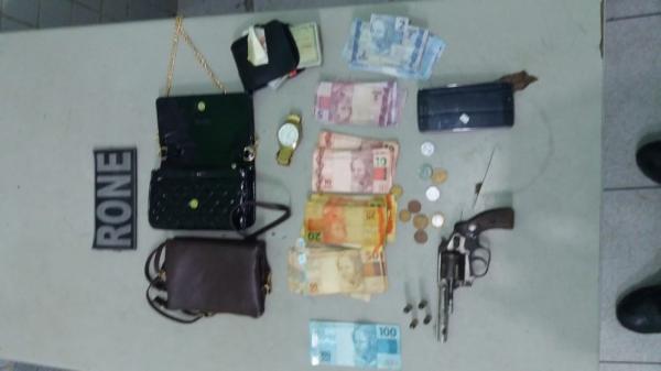 Dinheiro subtraído do caixa e pertences de vítimas foram recuperados.(Imagem: Divulgação/Polícia Militar)