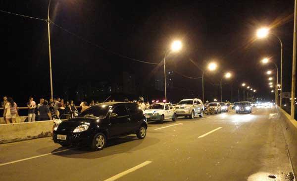 Curiosos estacionaram seus carros na ponte, atrapalhando o trânsito no local(Imagem:180graus)