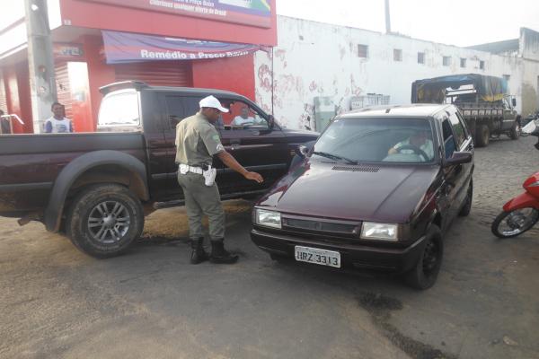 Iniciada opera&ccedil;&atilde;o de desobstru&ccedil;&atilde;o do tr&acirc;nsito no centro de Floriano.(Imagem:FlorianoNews)