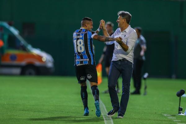 Luciano comemora gol com Renato Gaúcho.(Imagem:Lucas Uebel/Grêmio/Divulgação)