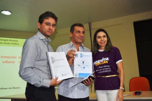 Prefeito Gilberto Júnior recebe relatório do Projeto IntegraHans.(Imagem:Waldemir Miranda)