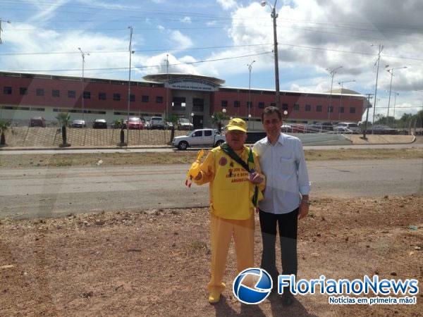 Repórter Amarelinho viaja para participar do quadro 'Tem gente Atrás' do Domingão do Faustão.(Imagem:FlorianoNews)