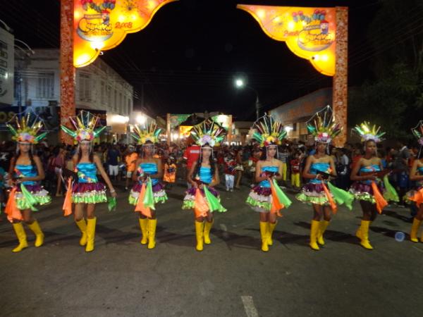 Desfiles de escolas de samba alegram a Av. Getúlio Vargas. (Imagem:FlorianoNews)